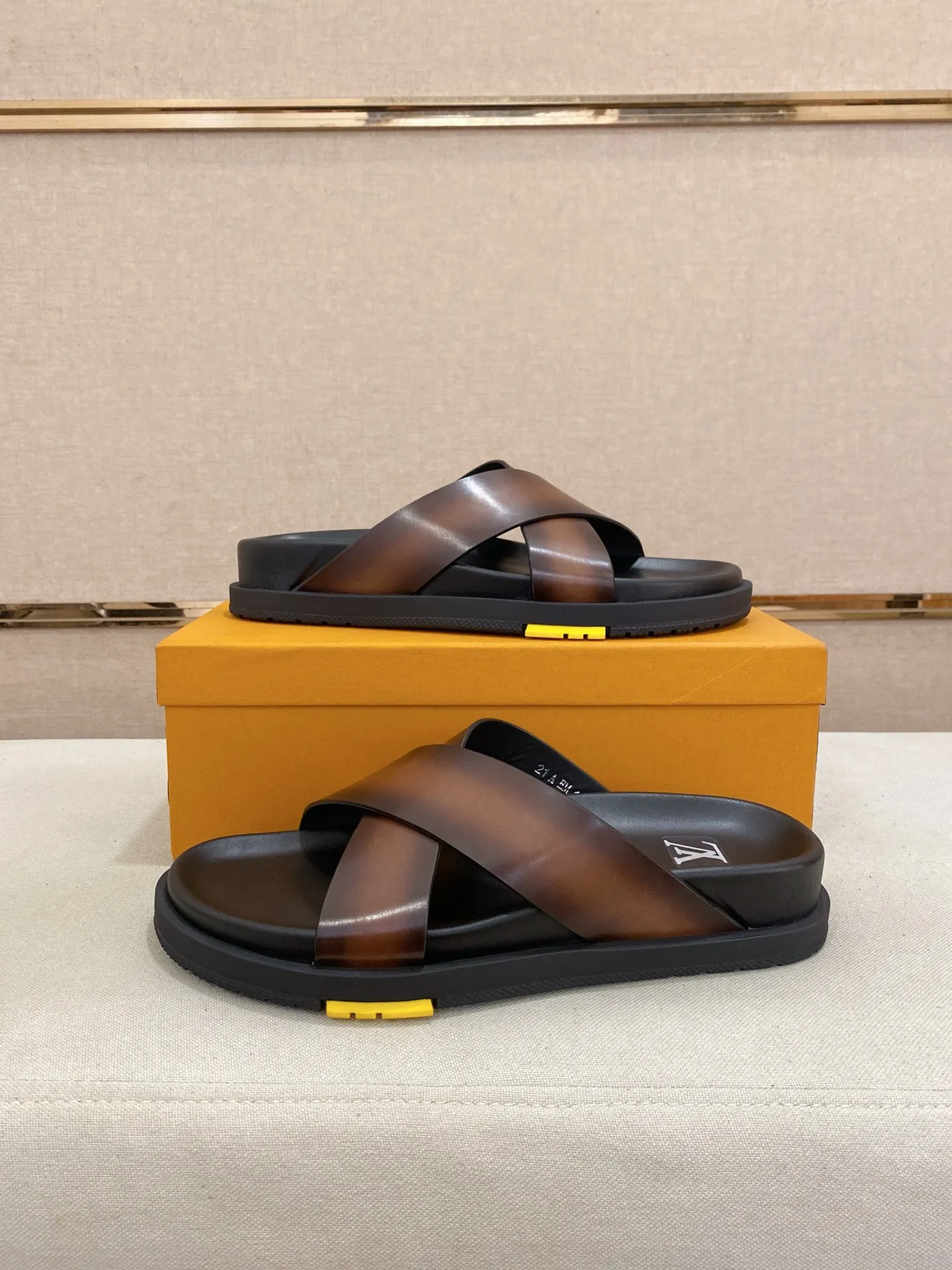 Factory price: 420💰Made by LV🔍Top purchasing agent. Men's spring and summer slippers are available at the same counter. The uppers are made of cowhide imported from Italy. High-quality craftsmanship, soles: original soles specially provided by the original factory, exclusive movable molded soles are super comfortable, original factory follow-up goods, 🔍🔍high quality, can be entered and exited the counter at will, welcome to compare, code number 38-44. Can be customized45